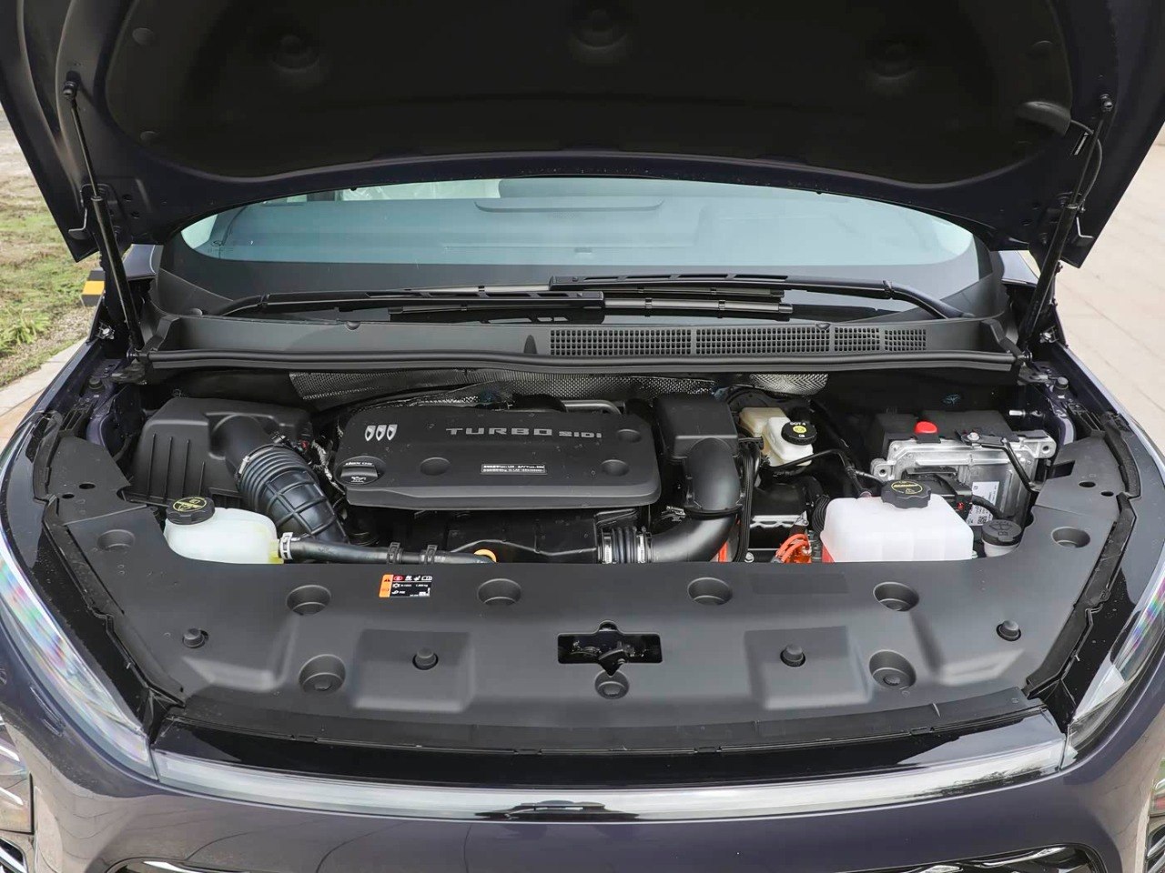 Buick GL8 Avenir PHEV 2.0T Turbo engine bay