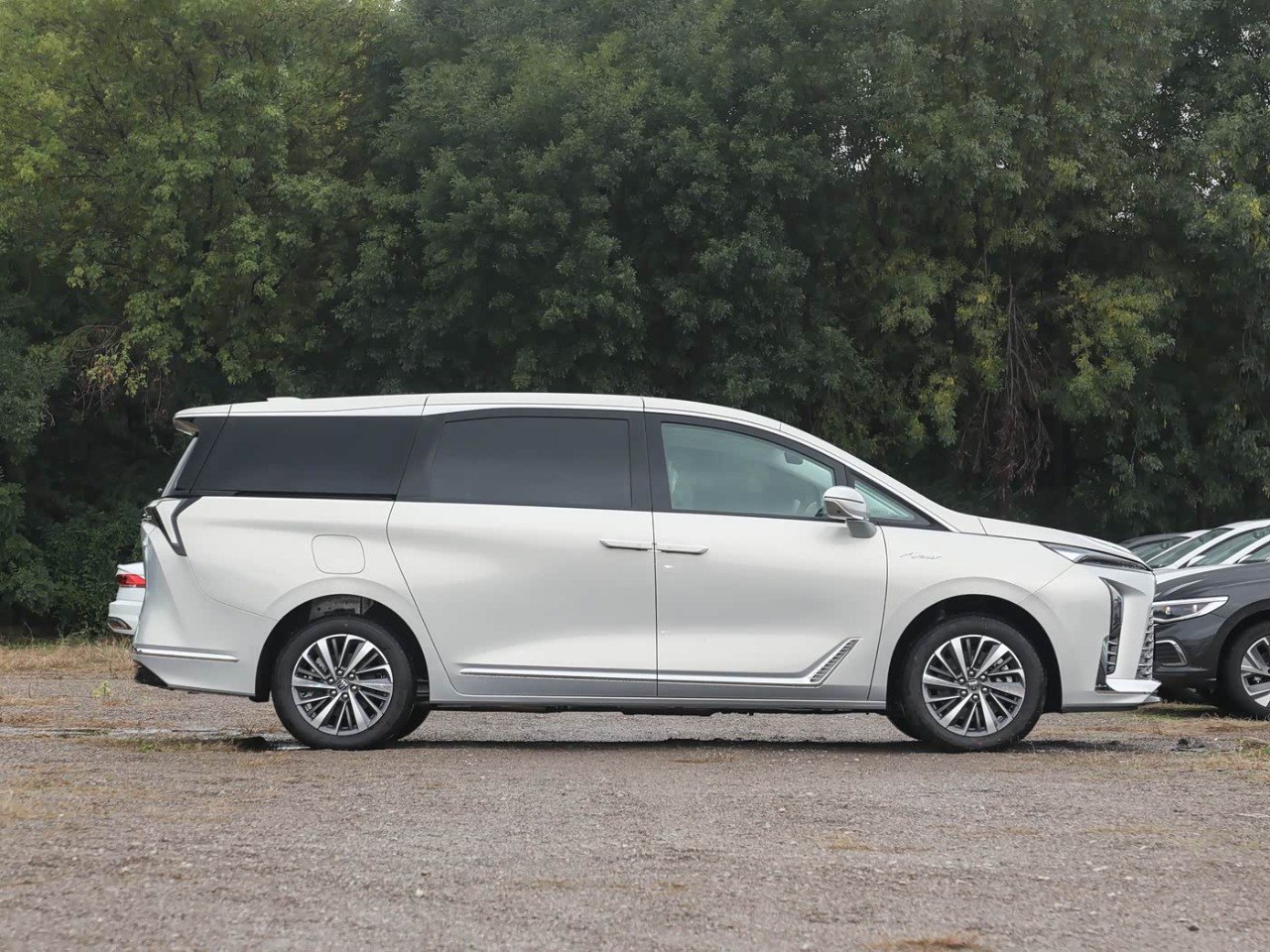 Buick GL8 Avenir PHEV white side rear profile