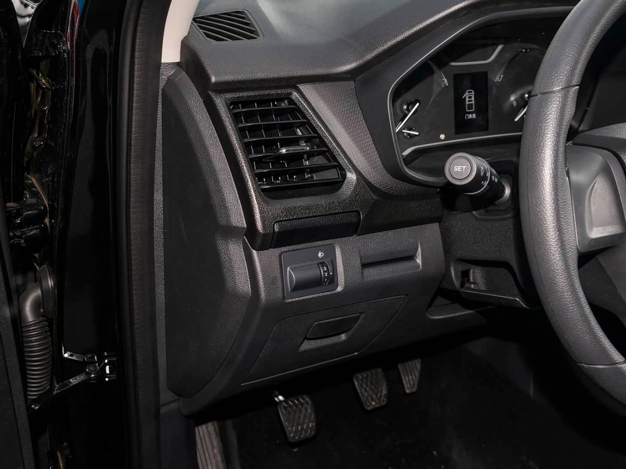 SAIC Maxus T60 dashboard driver side controls detail