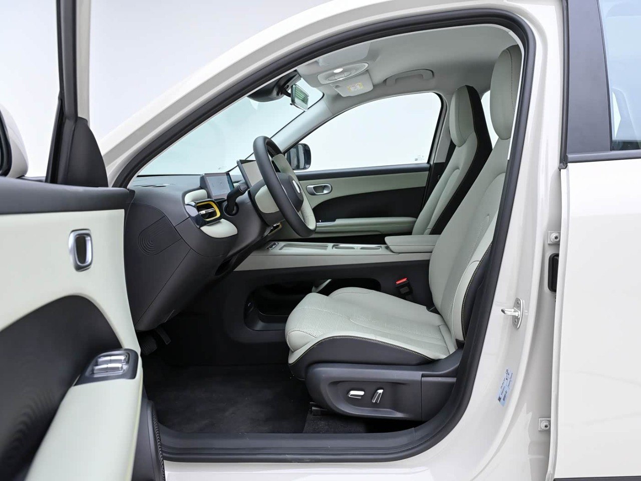 Chery QQ3 front seats light green and white