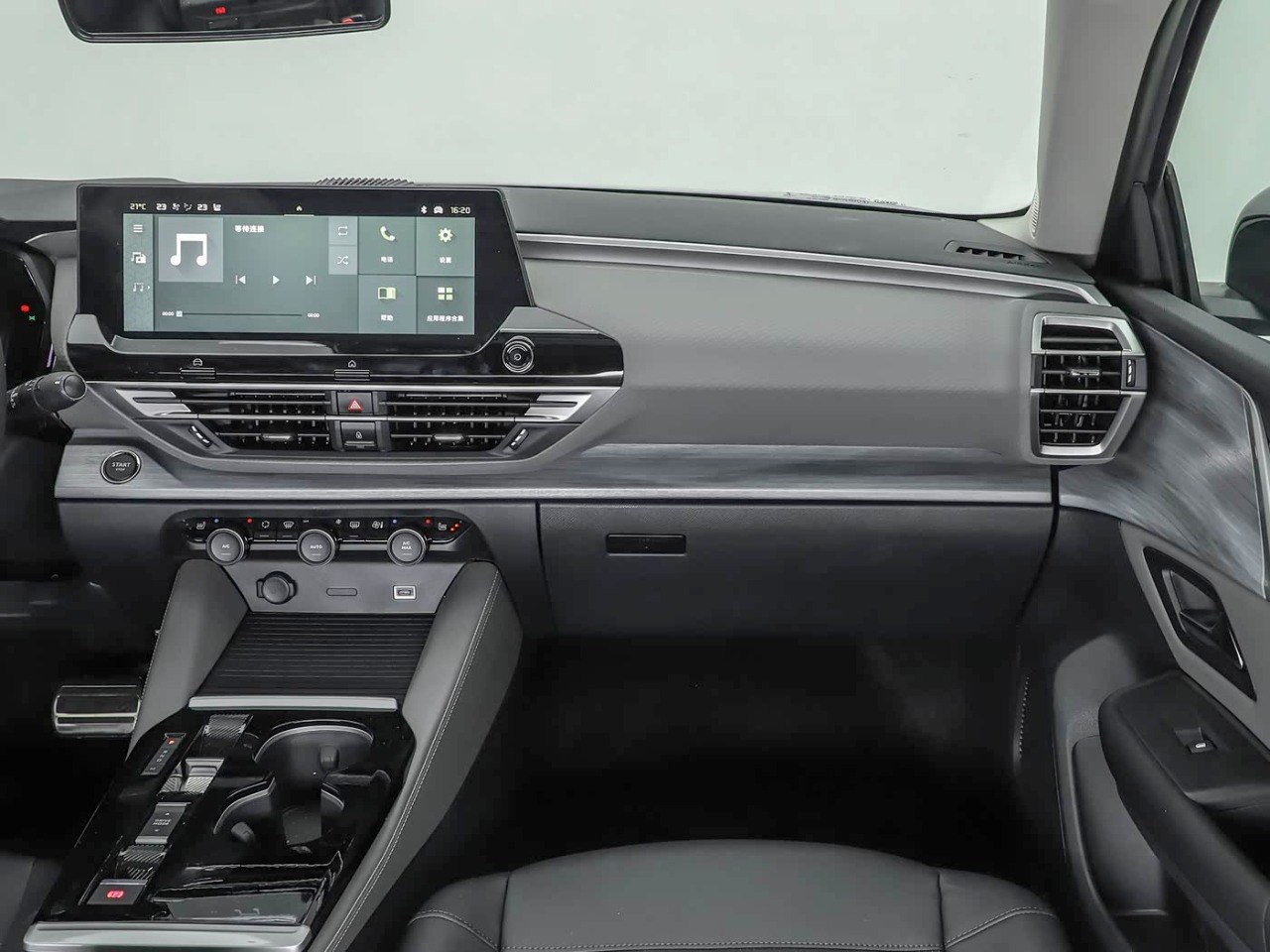 Citroen Versailles C5 X dashboard passenger angle