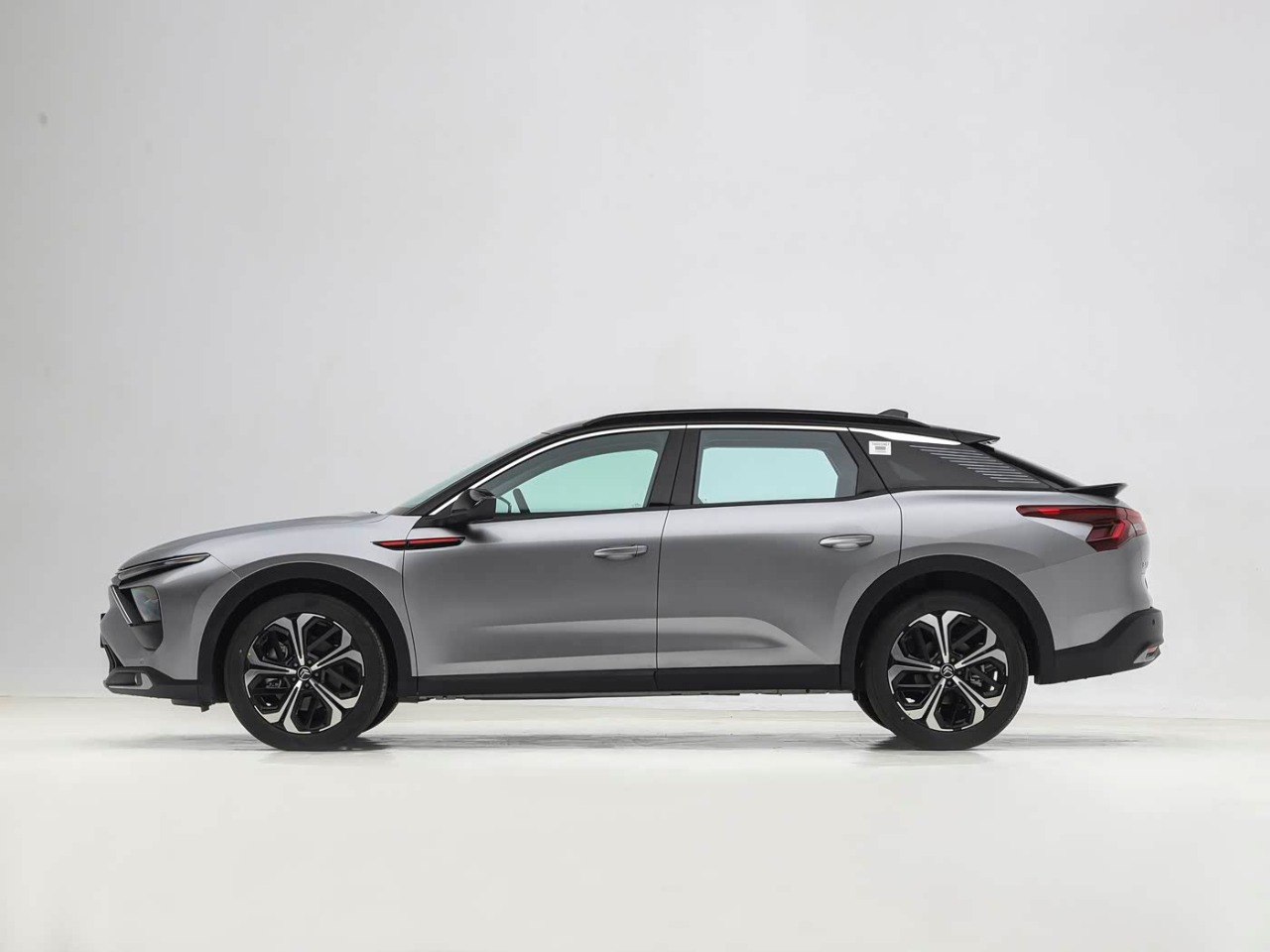 Citroen Versailles C5 X side profile rear angle