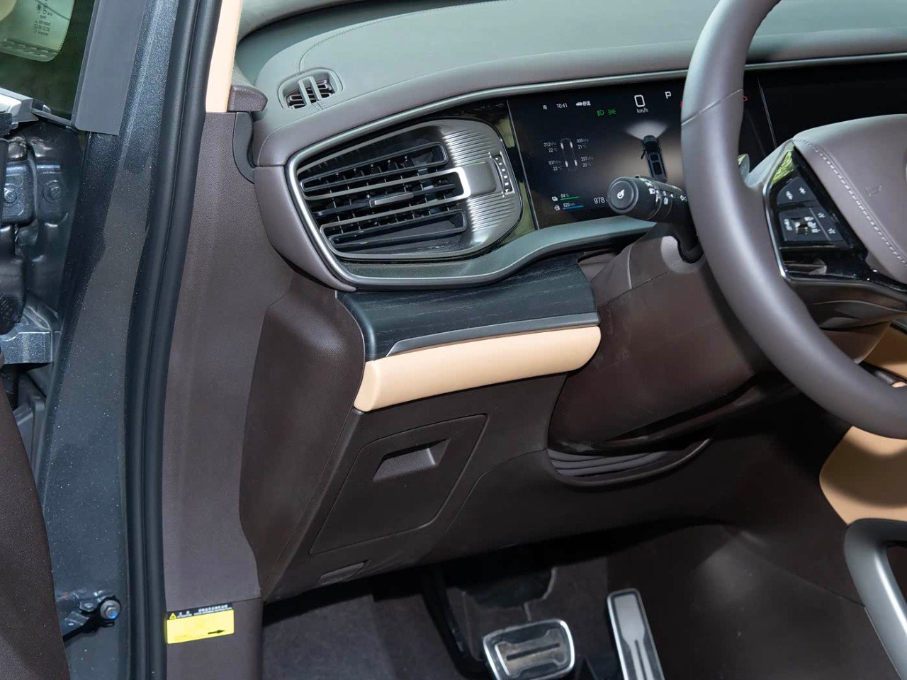 Denza D9 2026 door panel dashboard controls