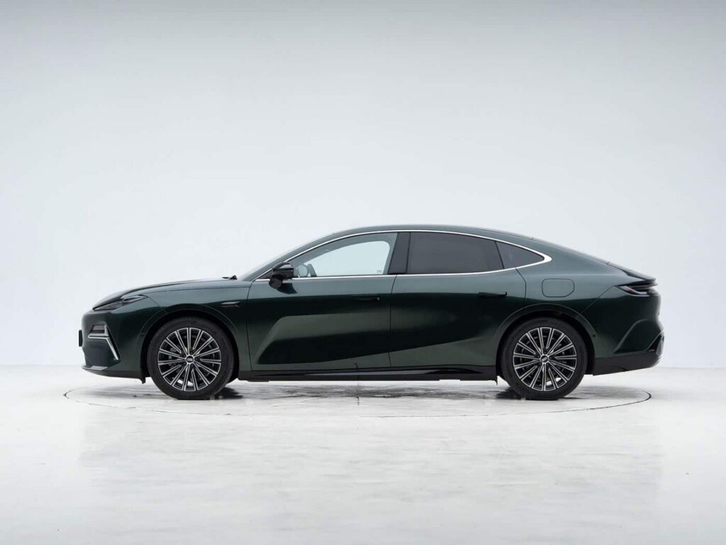 geely-galaxy-e5-side-profile-dark-green