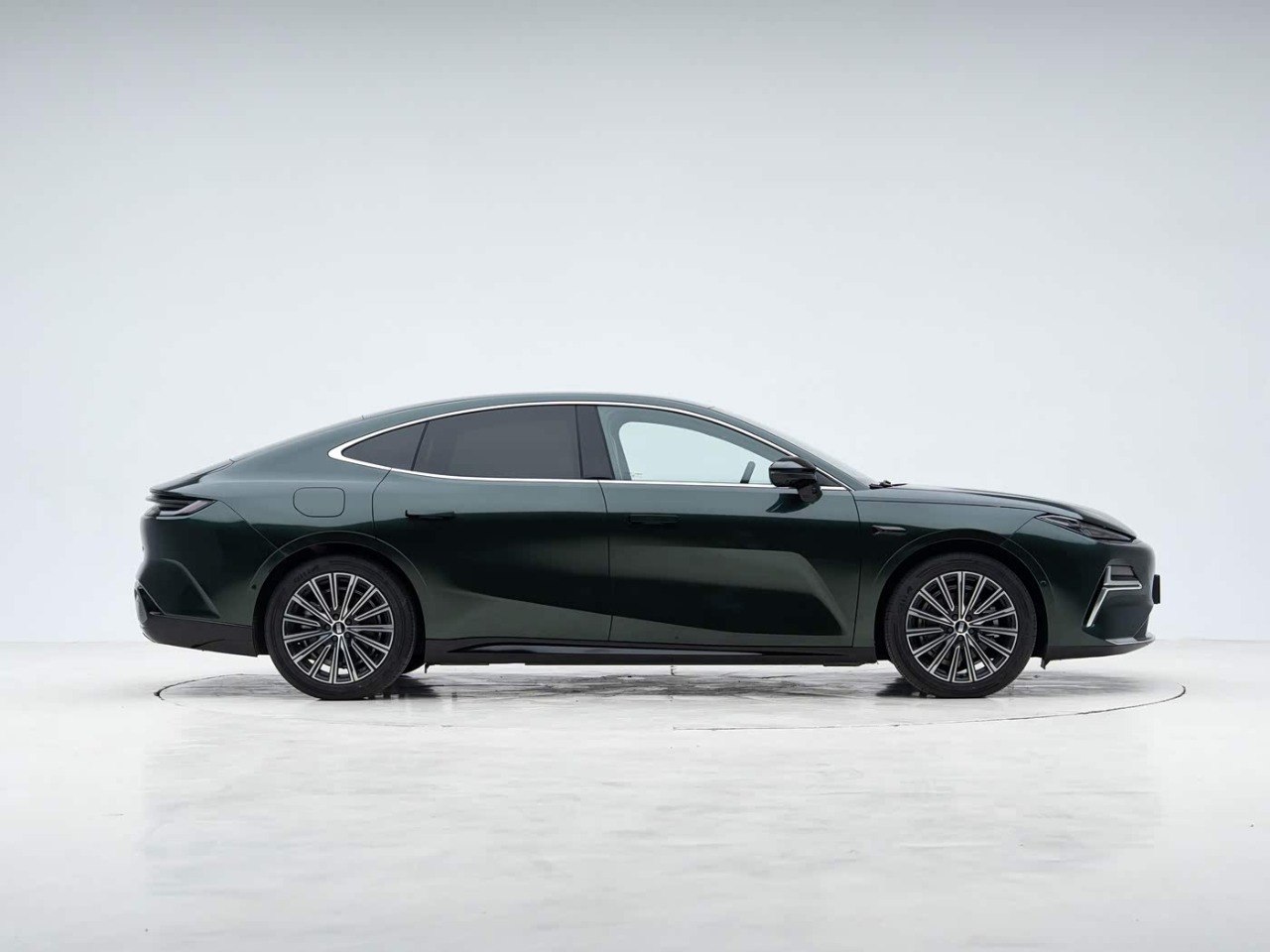 Geely Galaxy Staray 8 rear side profile dark green