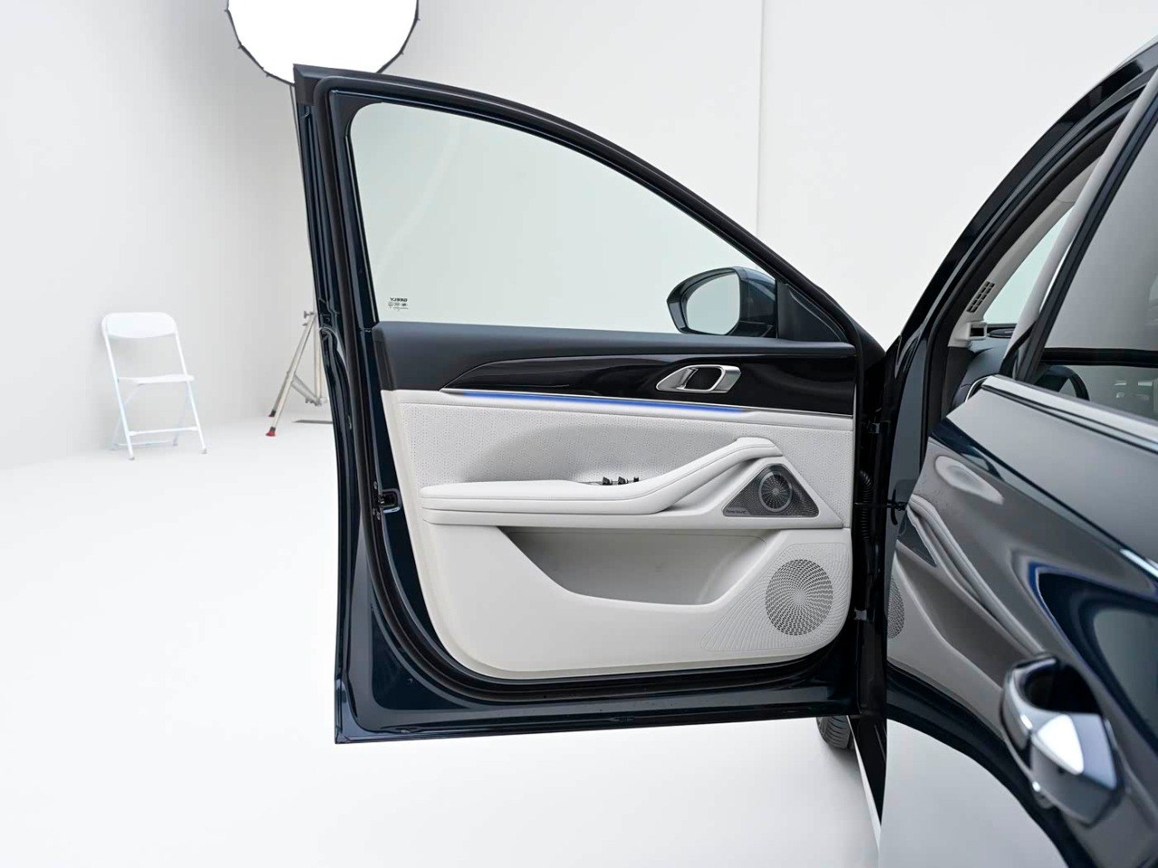 Geely Galaxy Staray 7 door panel with integrated speaker