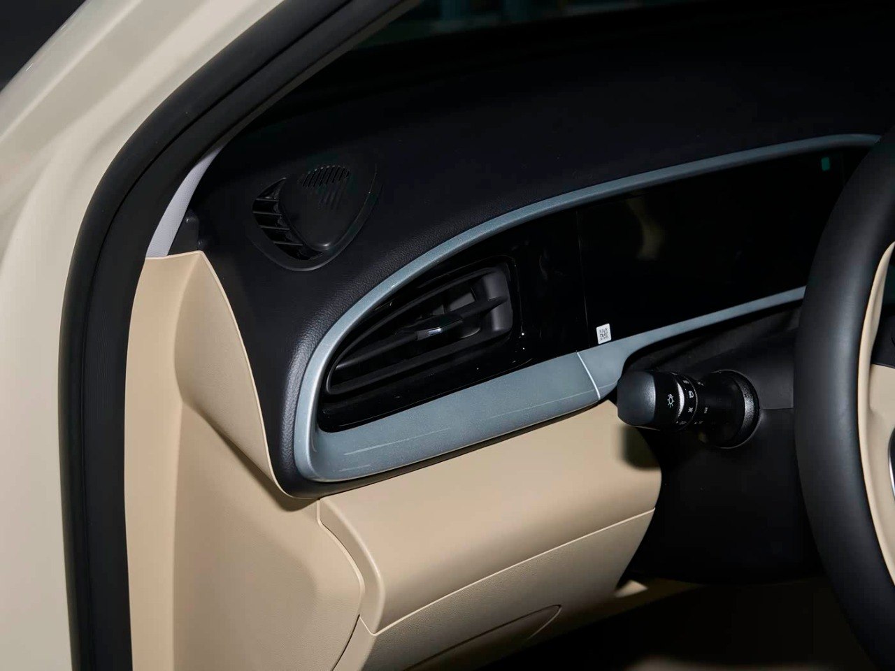 Geely Xingyuan center console storage