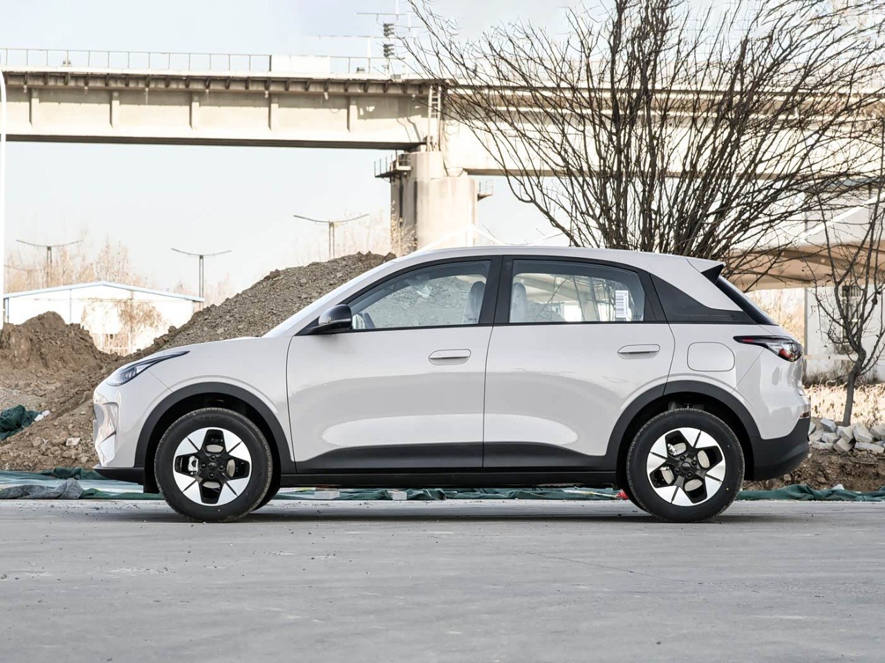 Geely Xingyuan rear quarter view