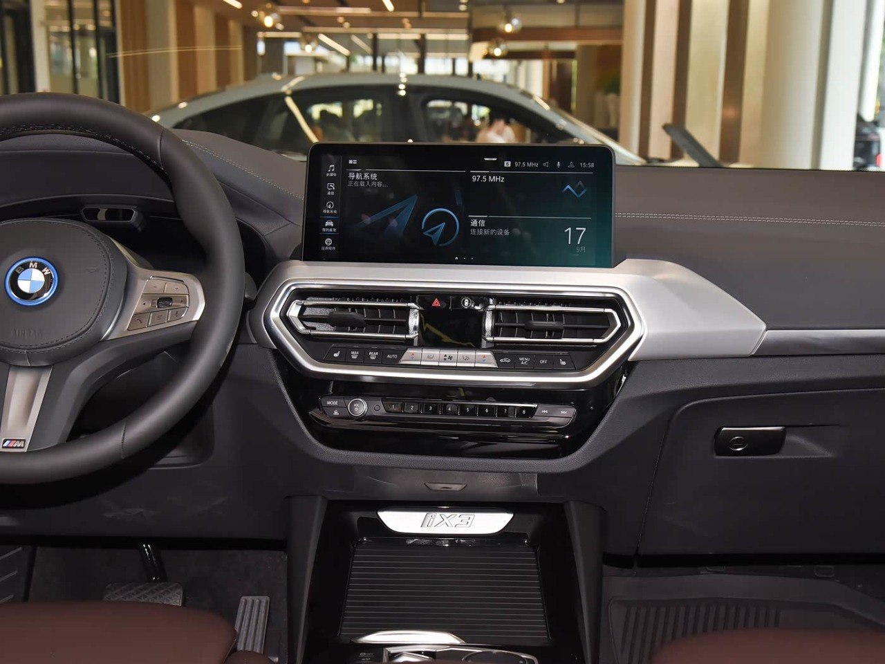 Hongqi E801 side profile showing 5.6 meter length