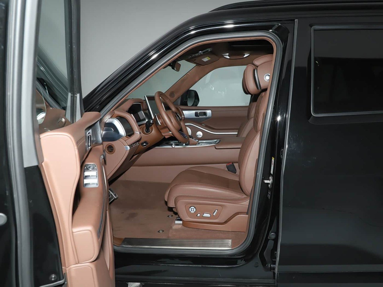 GWM Tank 700 Hi4-Z front door open brown leather