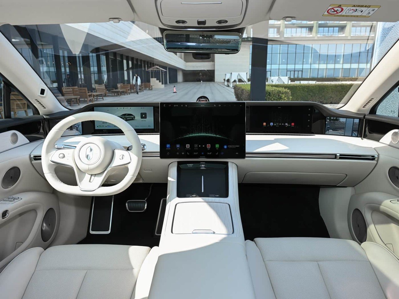 Huawei Xiangjie S9 full-width three-screen dashboard