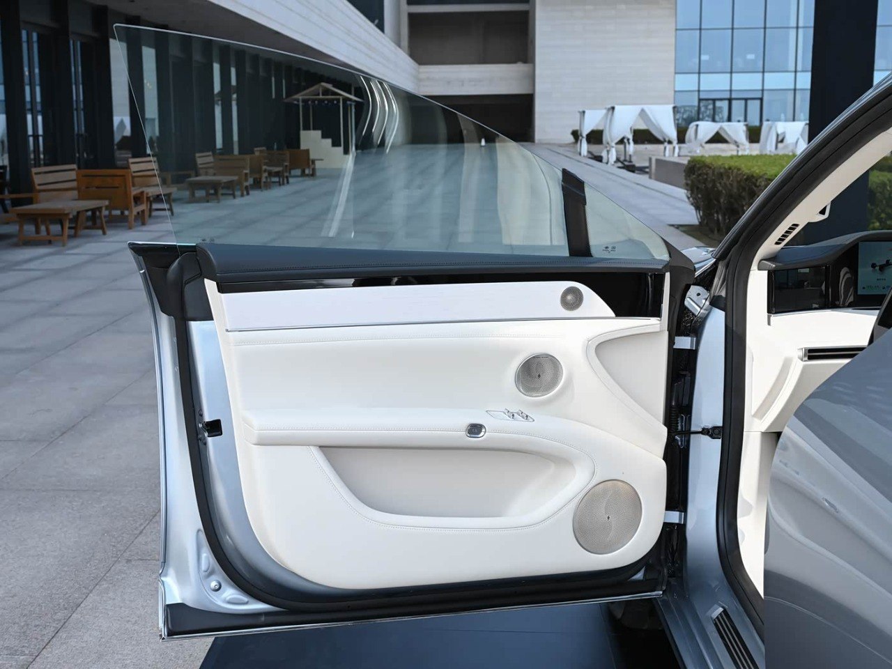 Huawei Xiangjie S9 door panel white leather speaker