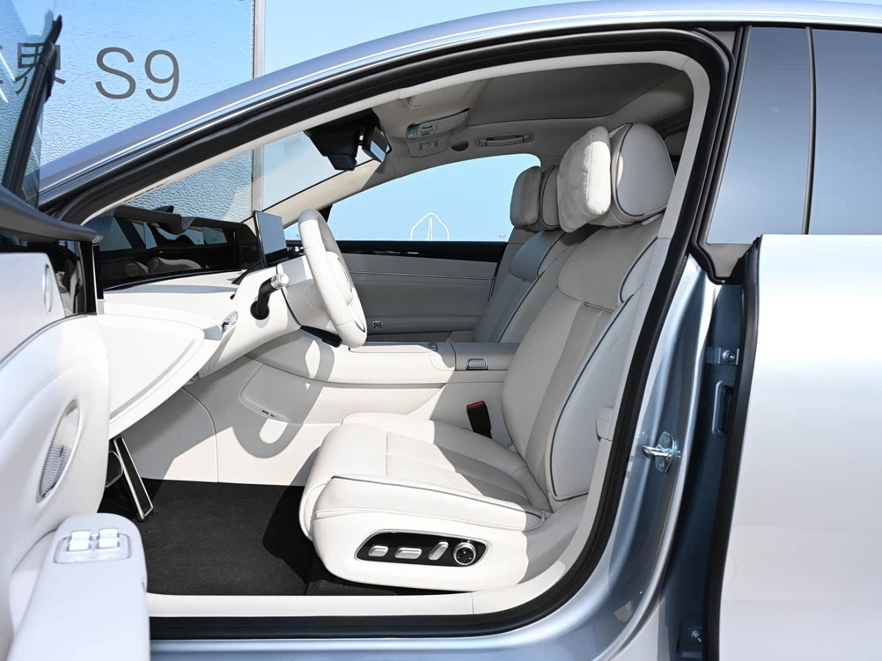 Huawei Xiangjie S9 front seat door open white leather
