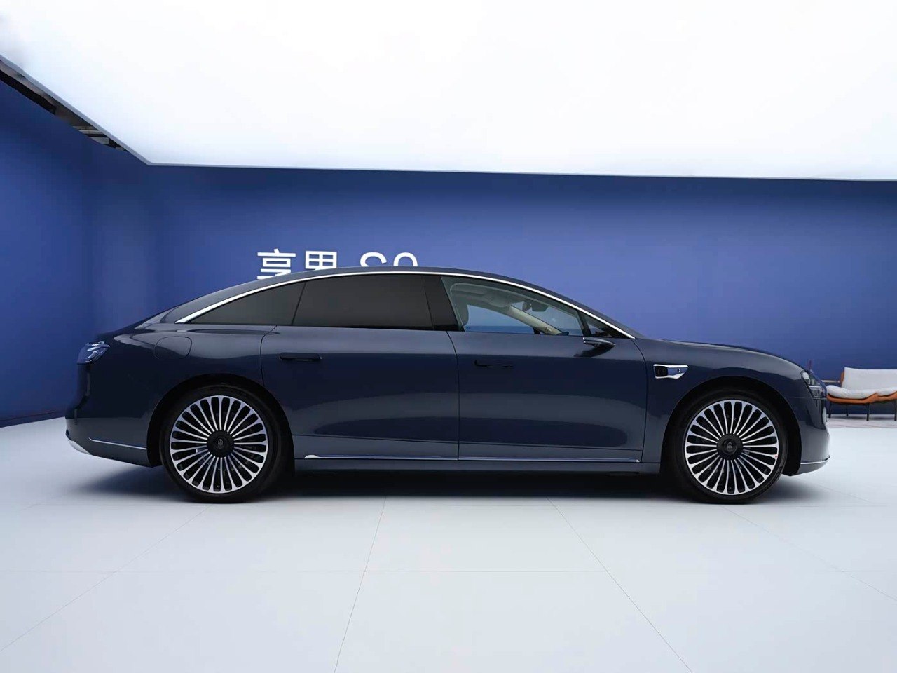 Huawei Xiangjie S9 side profile midnight blue showroom