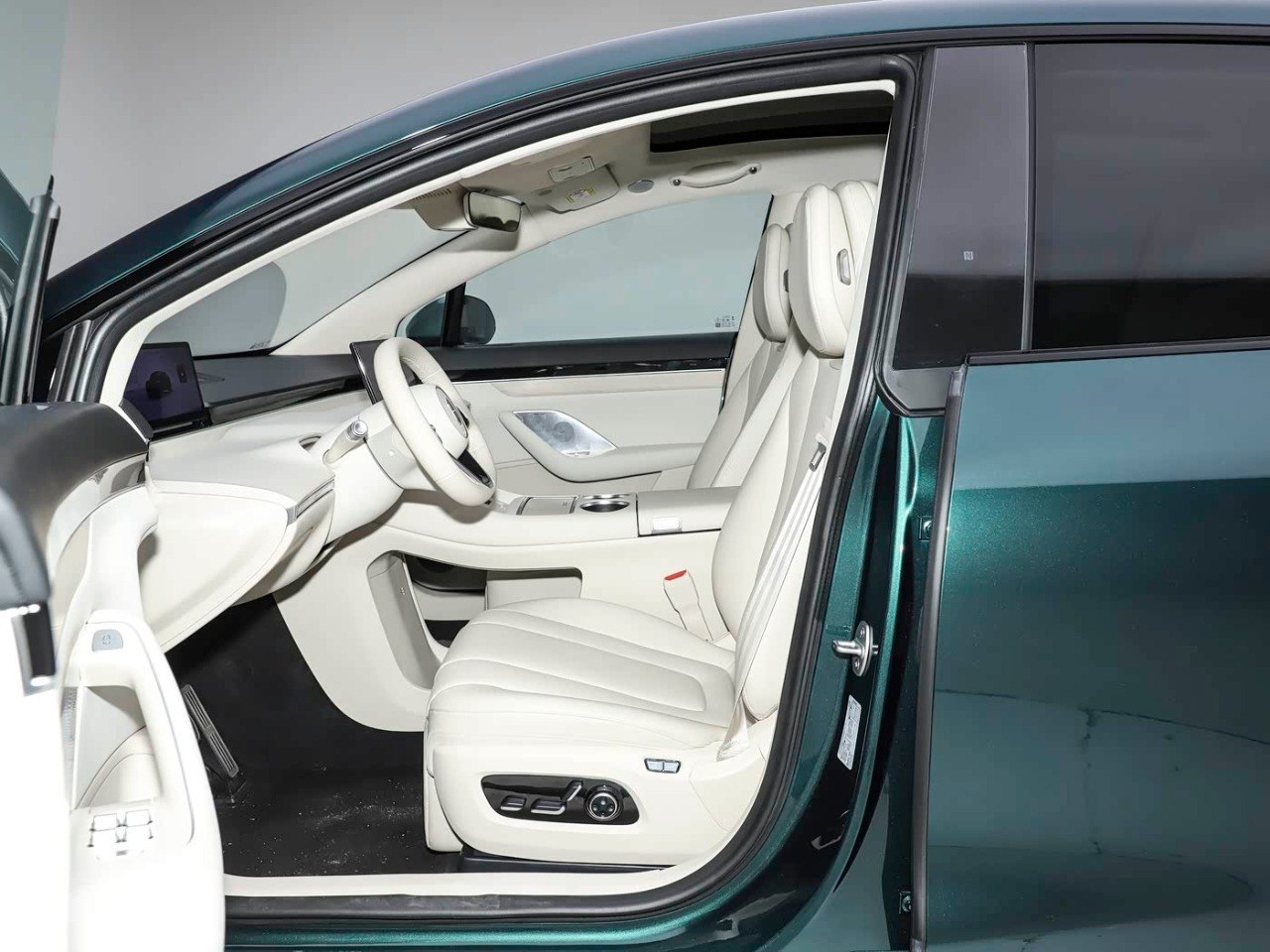 Huawei Zhijie R7 front door open white interior