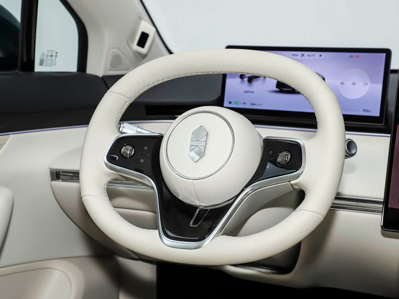 Huawei Zhijie R7 white leather steering wheel closeup
