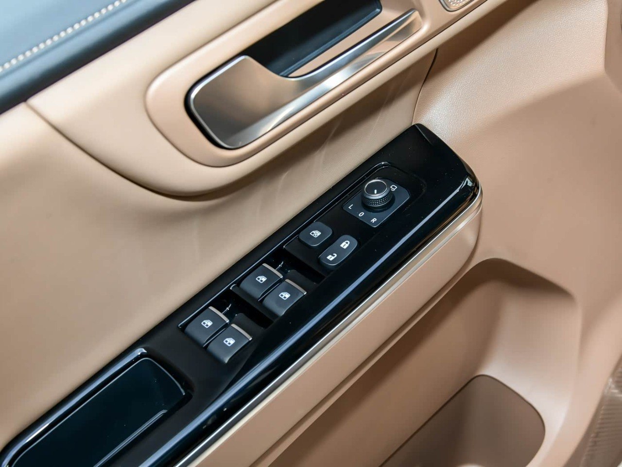 JAC Ruifeng RF8 door panel controls