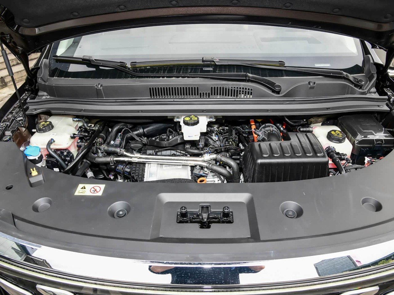 JAC Ruifeng RF8 PHEV engine bay