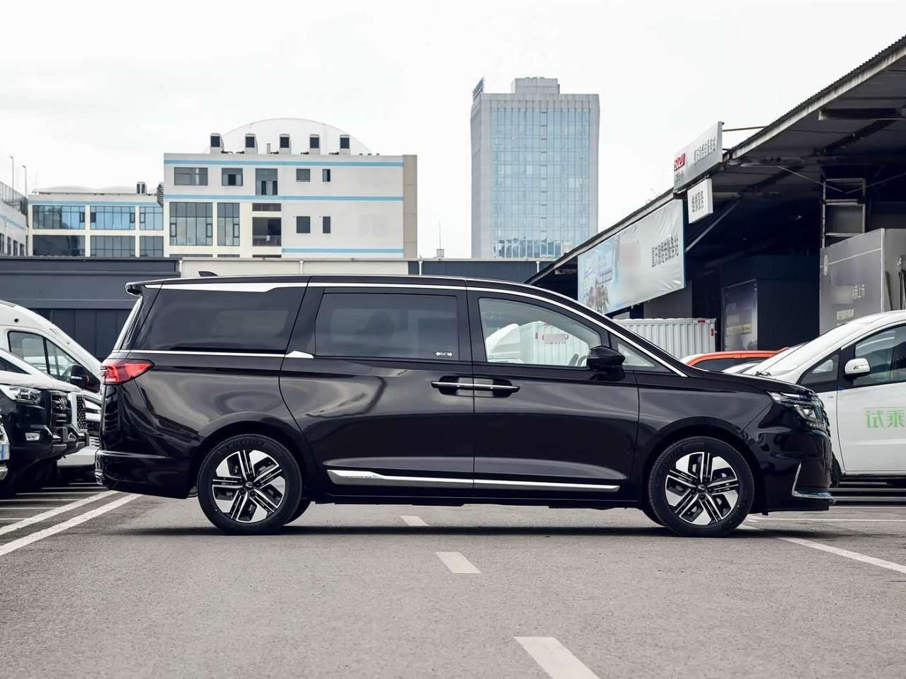 JAC Ruifeng RF8 side profile parking lot