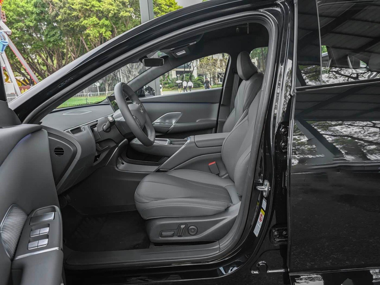 Leapmotor D19 front door open seat view