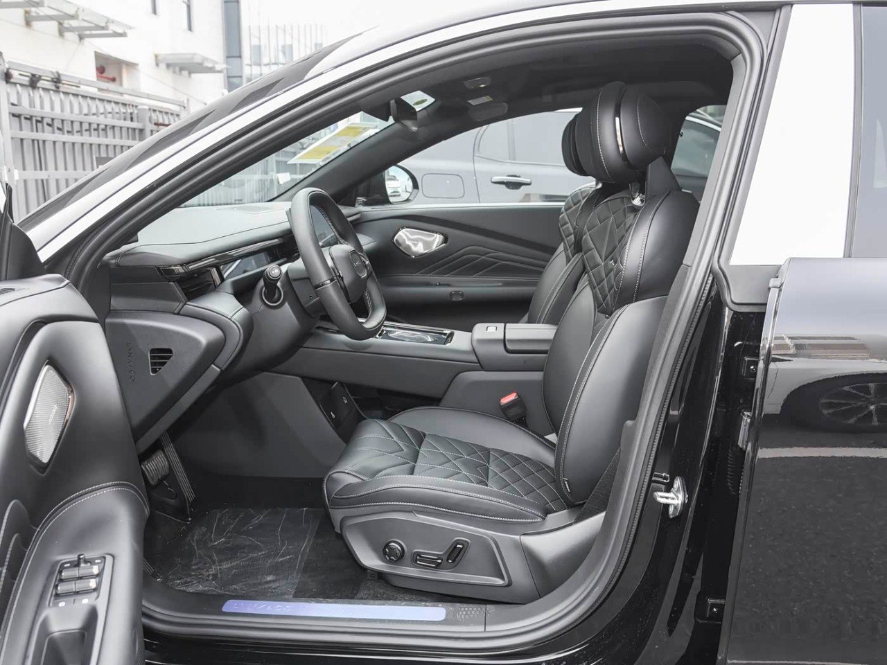 Lynk Co 10+ front seat view door open