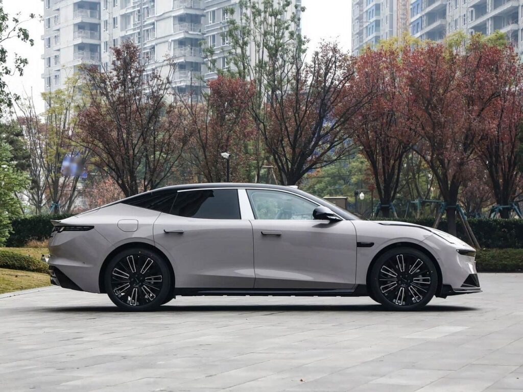 lynk-co-10plus-side-profile-gray