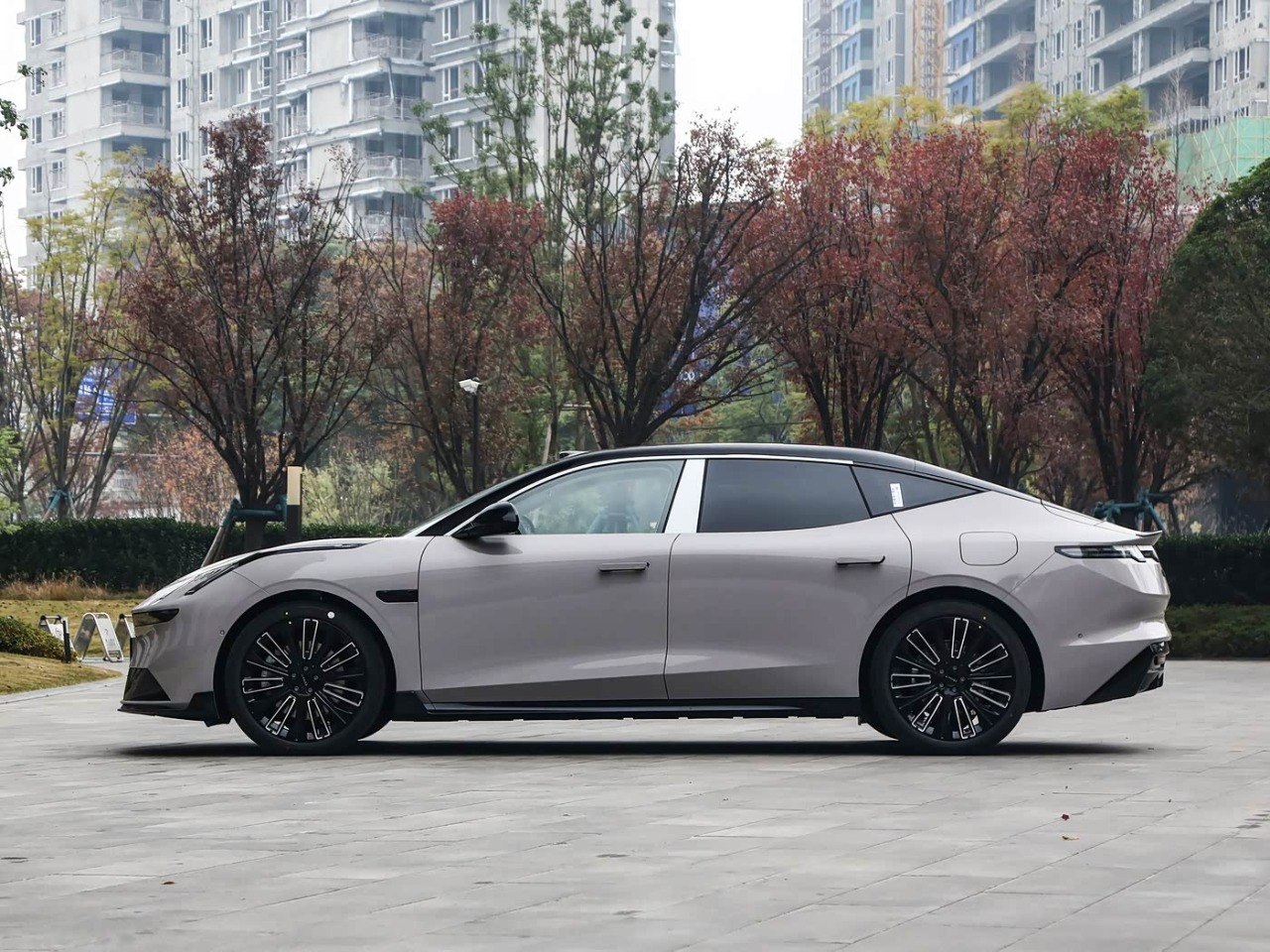 Lynk Co 10+ side profile gray rear three quarter