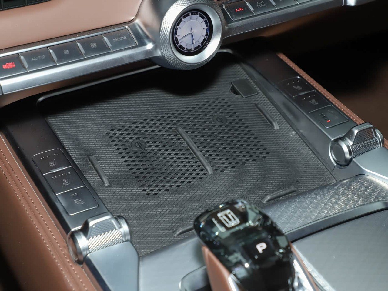 Tank 700 Hi4-Z dual wireless chargers center console