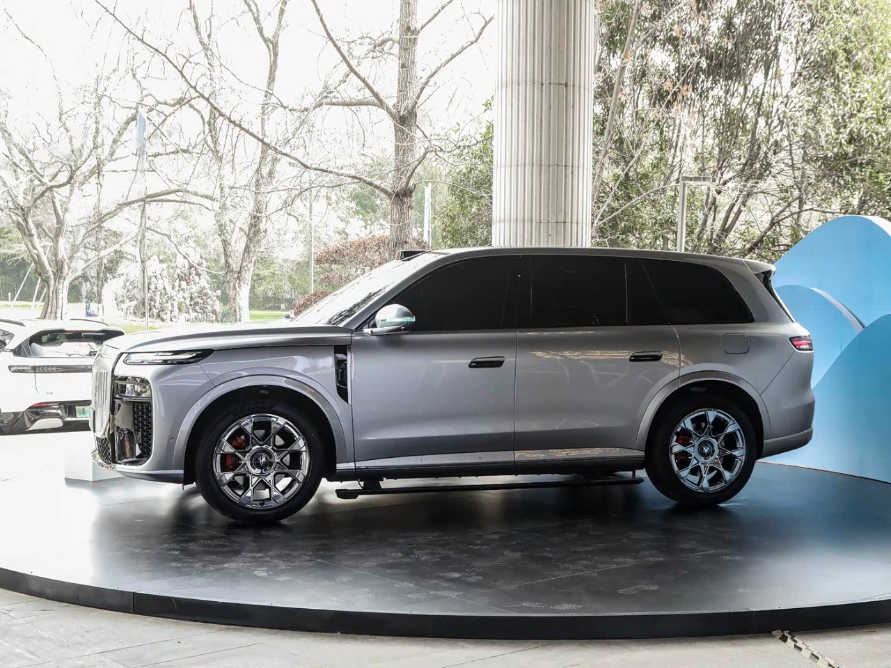 Voyah Taishan X8 side profile luxury SUV