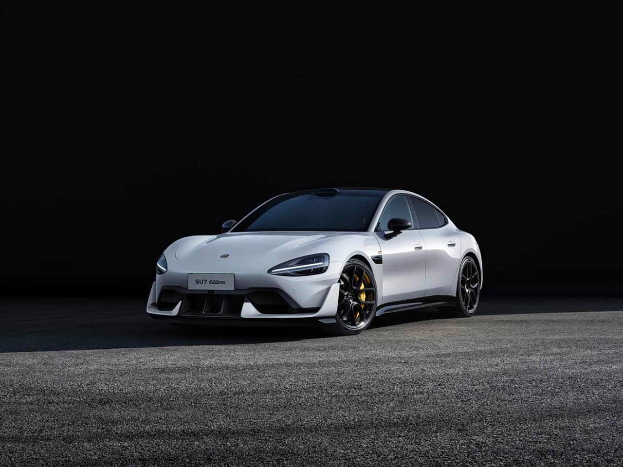 Xiaomi SU7 Ultra front silver studio shot