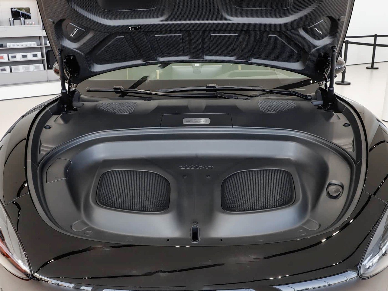 Xiaomi SU7 Ultra frunk front trunk detailed view