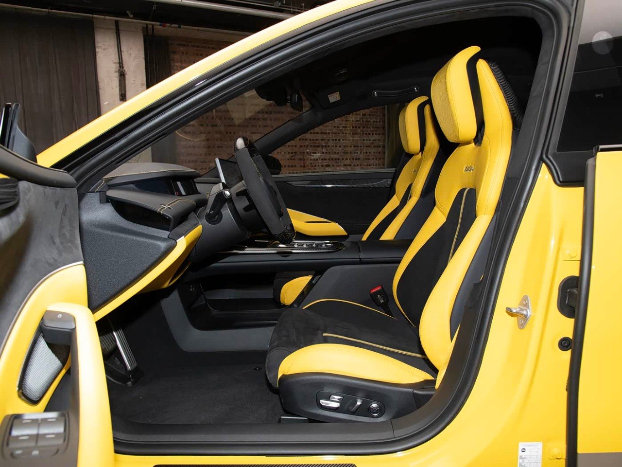 Xiaomi SU7 Ultra yellow and black racing seats