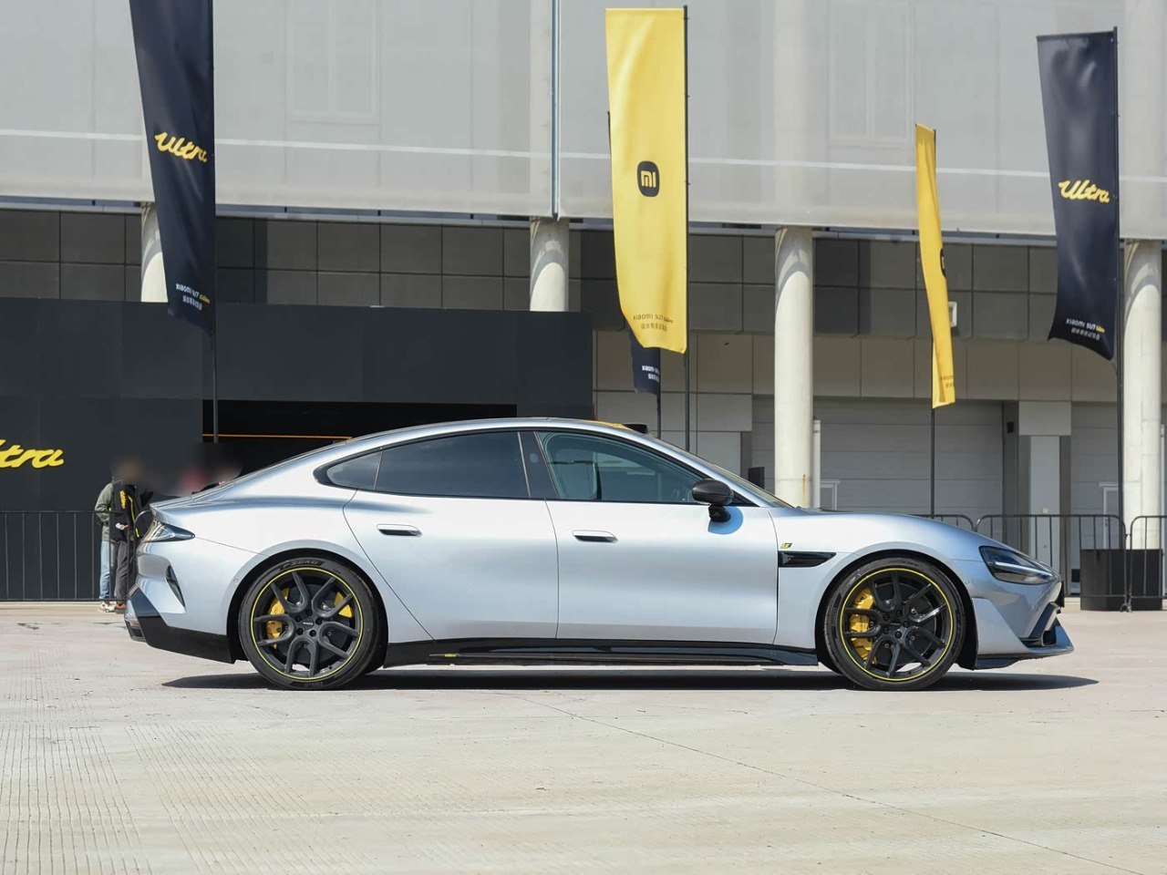 Xiaomi SU7 Ultra silver side profile outdoor