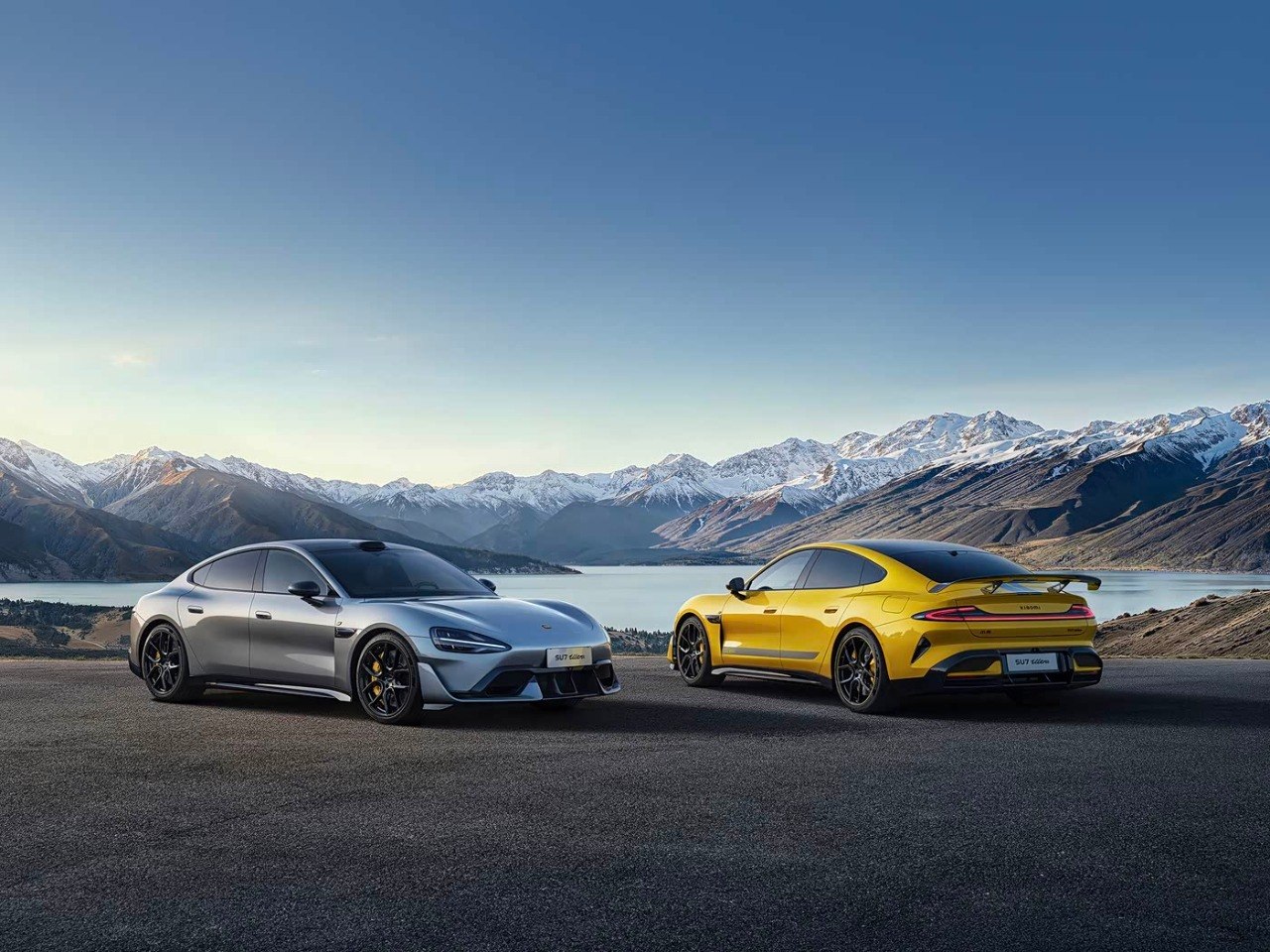 Xiaomi SU7 Ultra silver and yellow side by side