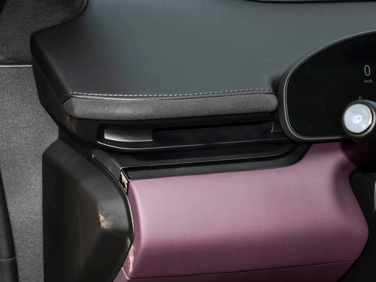 Zeekr 007 GT console armrest detail purple