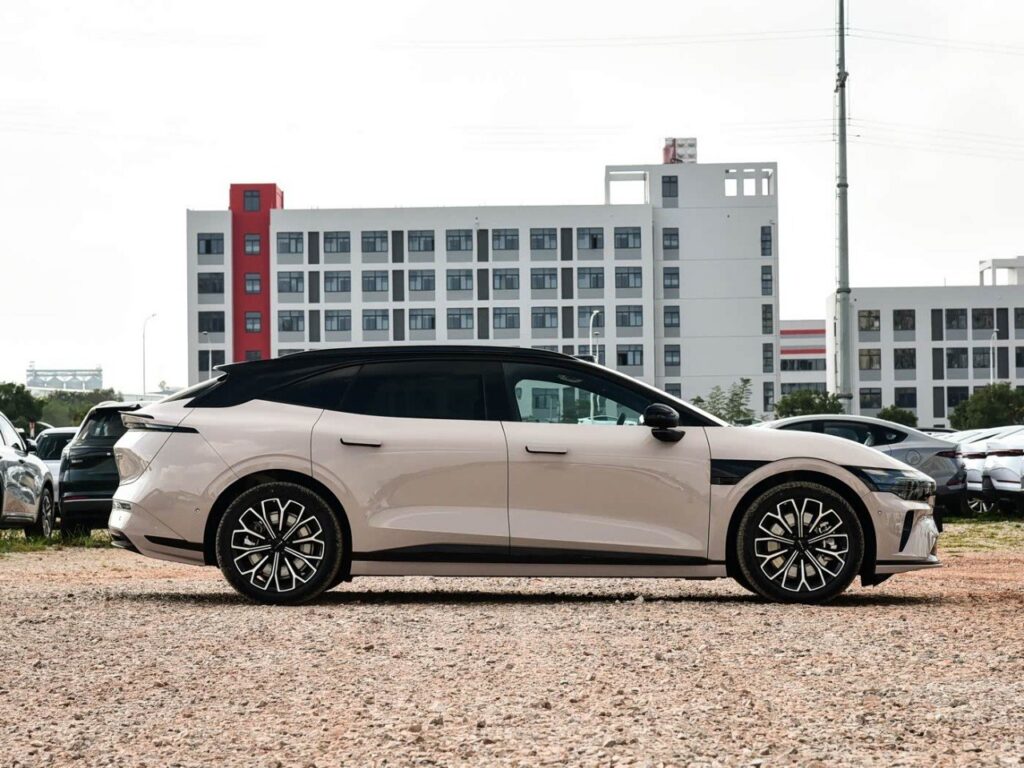 zeekr-007gt-side-beige-1