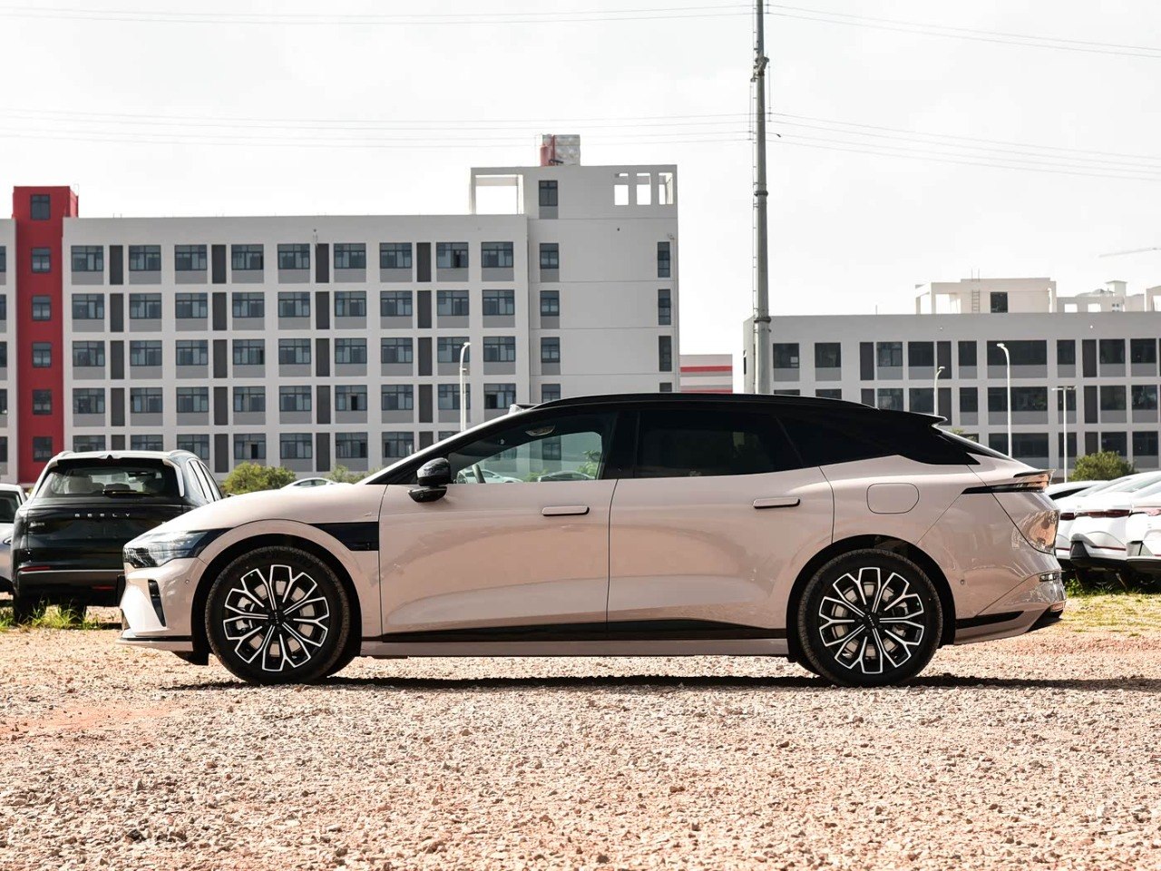 Zeekr 007 GT rear three quarter beige