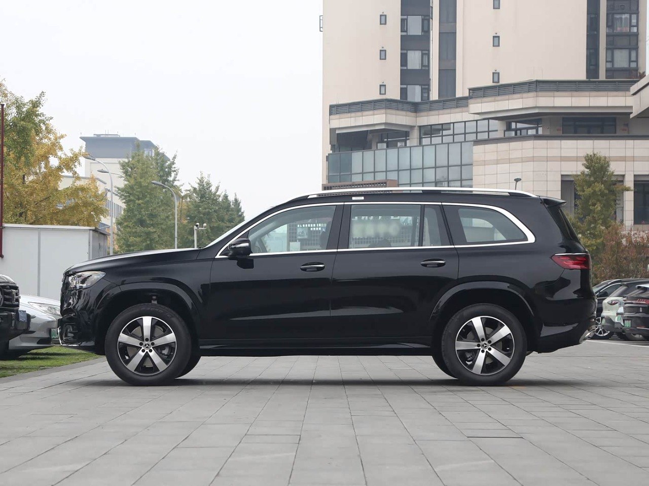 Mercedes‑Benz GLS center console detail controls
