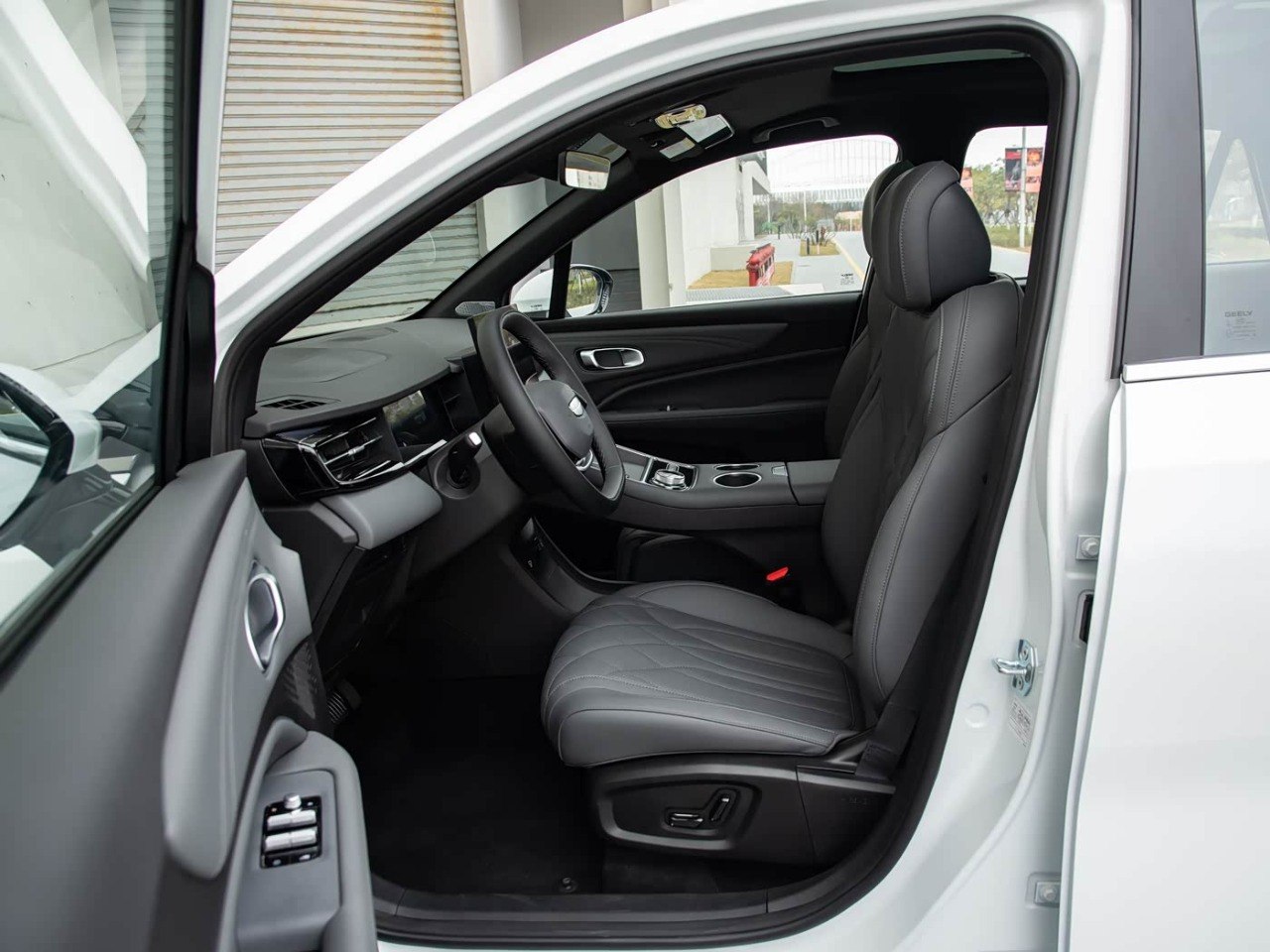 Geely Boyue REV center console detail gear selector