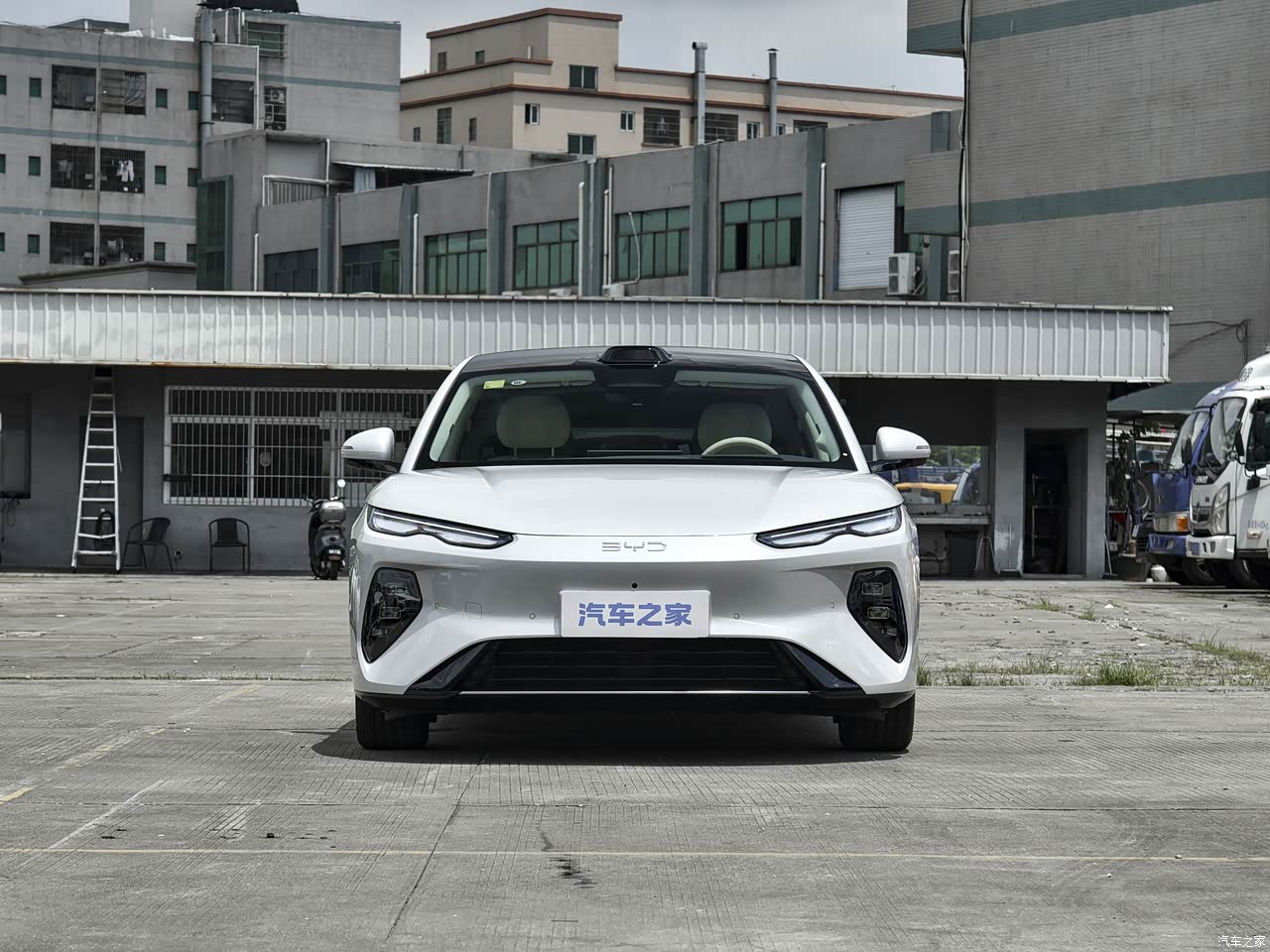 BYD Seal 08 dealer display image