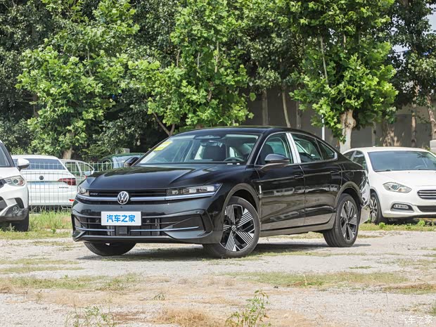 Black FAW-Volkswagen Magotan PHEV viewed from the front