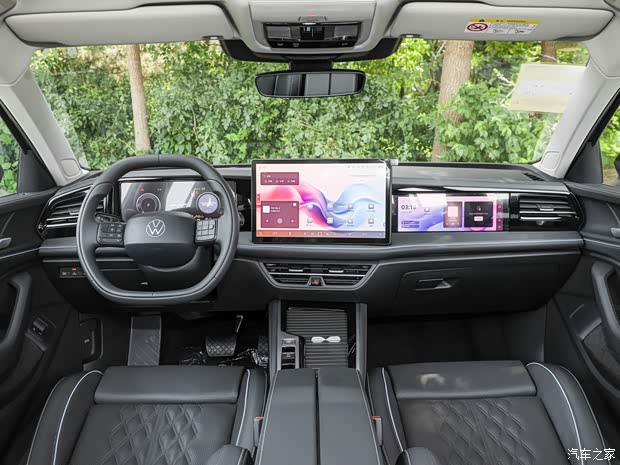 Dashboard and front cabin of the FAW-Volkswagen Magotan PHEV