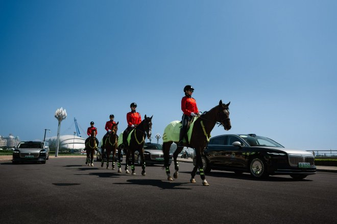 Voyah Passion L sedans serving an event transportation route in Dalian