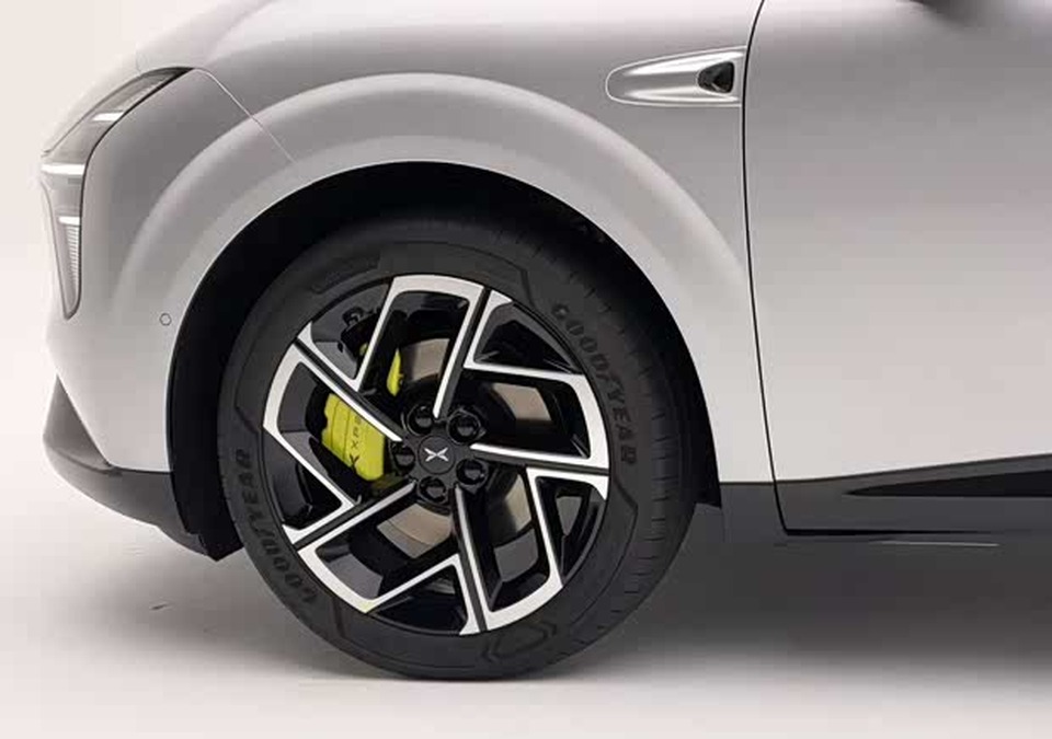 Xpeng MONA L03 wheel and side detail