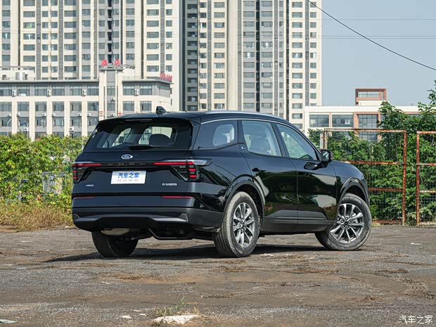 Ford Edge L exterior and cabin images